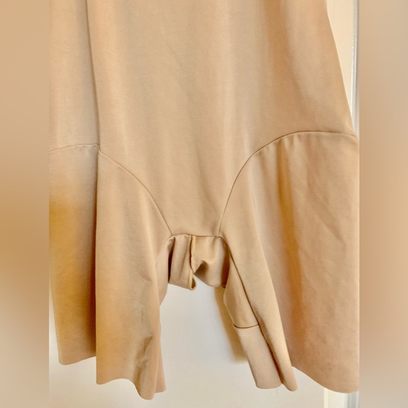 LN IZOD BODY SHAPER. NO UNDERWIRE. WORKS TO GIVE YOUR BODY THAT SMOOTH SHAPE. - Picture 3 of 4